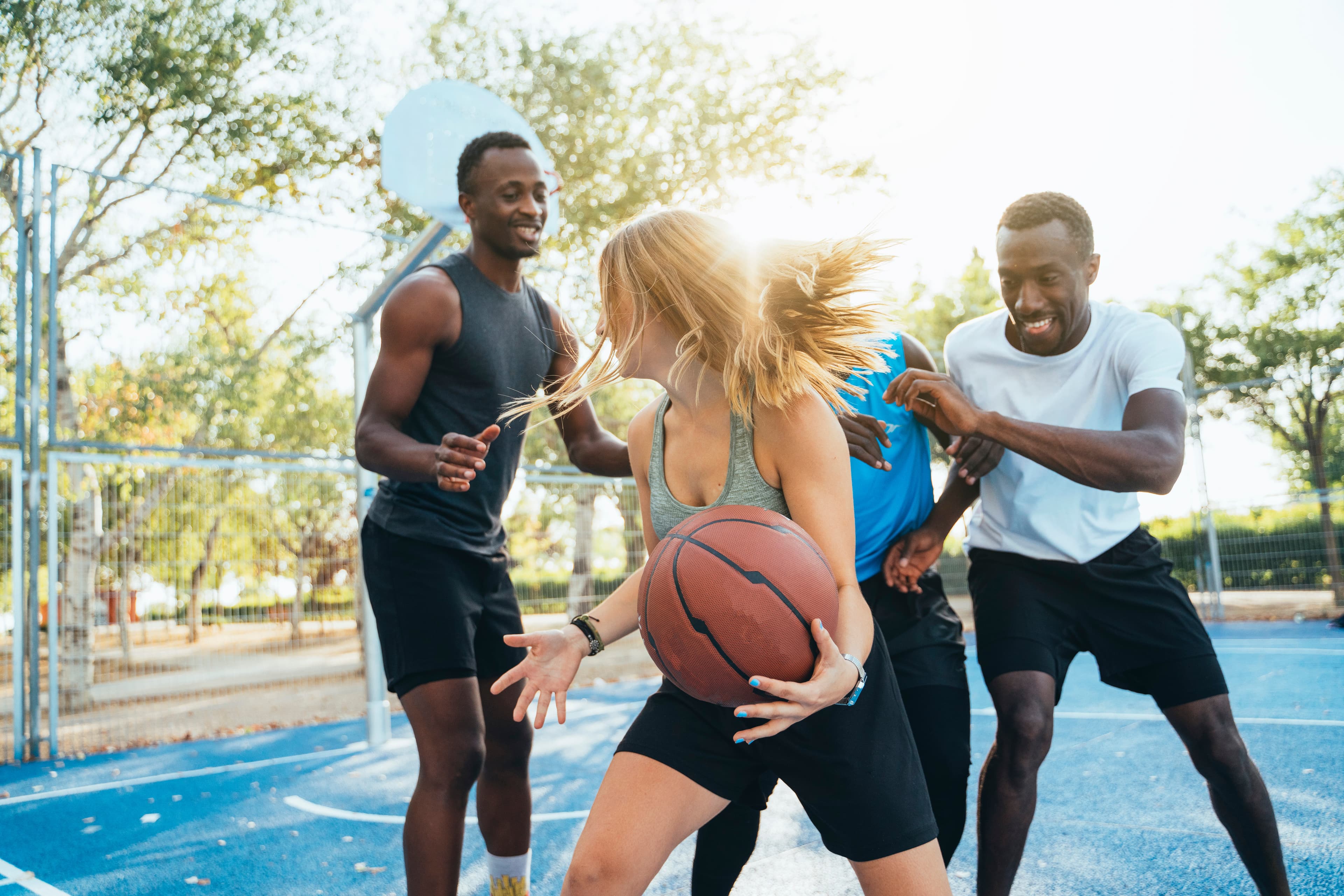 Outdoor-Court in der Stadt bei goldenem Licht